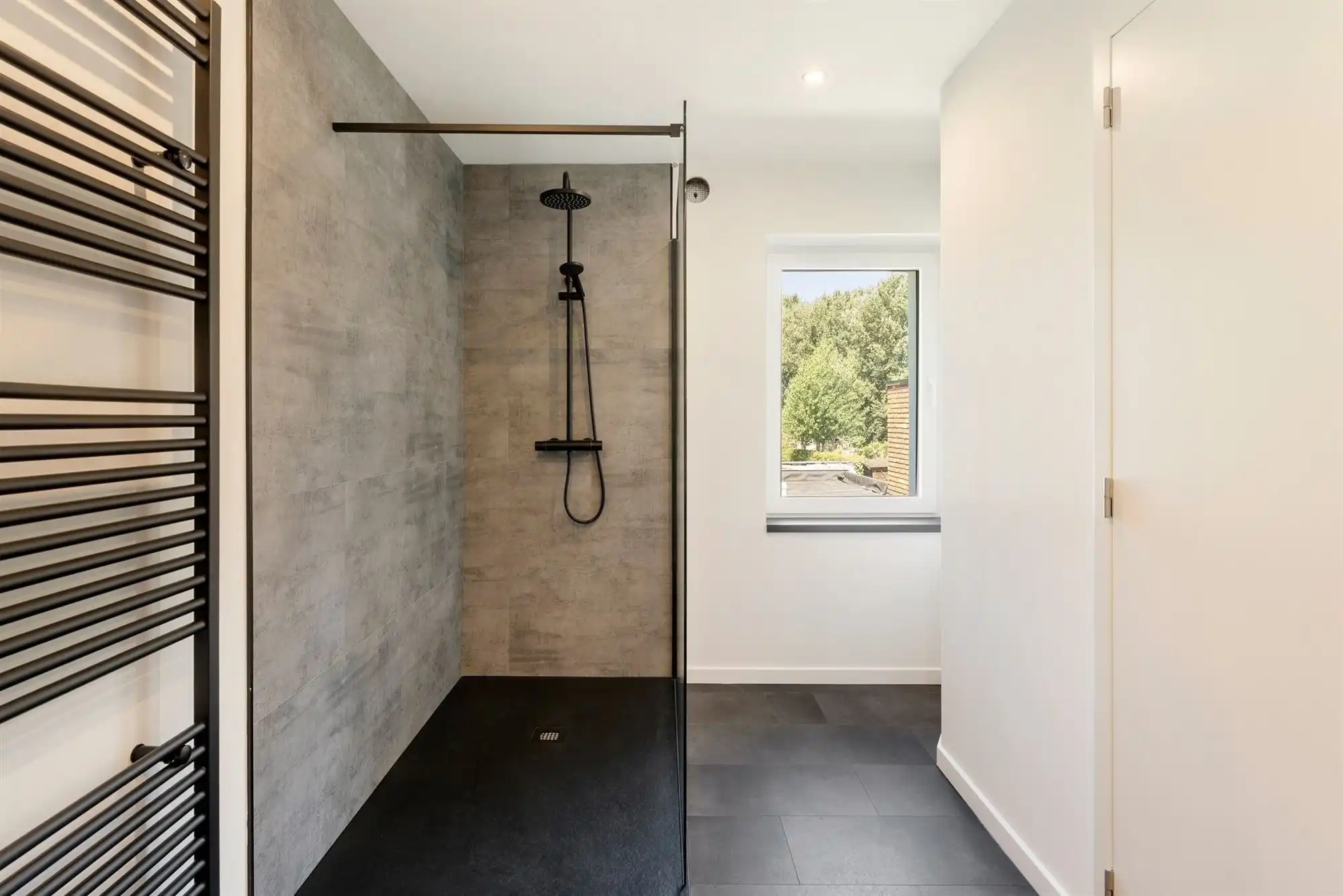 Gerenoveerde woning met oprit en zeer grote tuin foto 13
