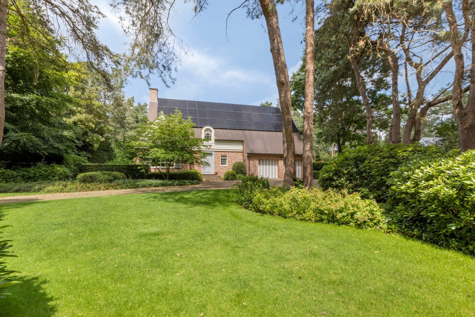 Prachtige villa met ruime tuin, zwembad en dubbele garage in Mol-Wezel ! foto {{pictureIndex}}