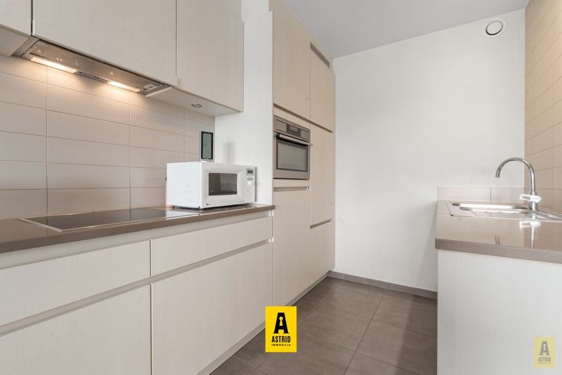 Instapklaar appartement met ruim terrassen en private garage! foto 12