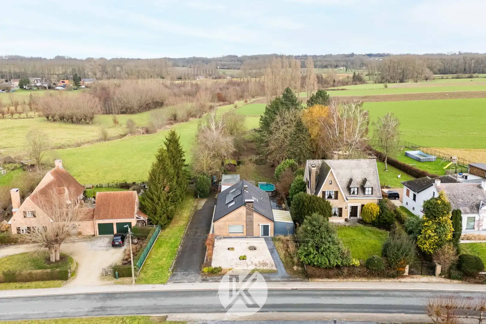 Ruime woning met uitzicht op omliggend landschap foto 3