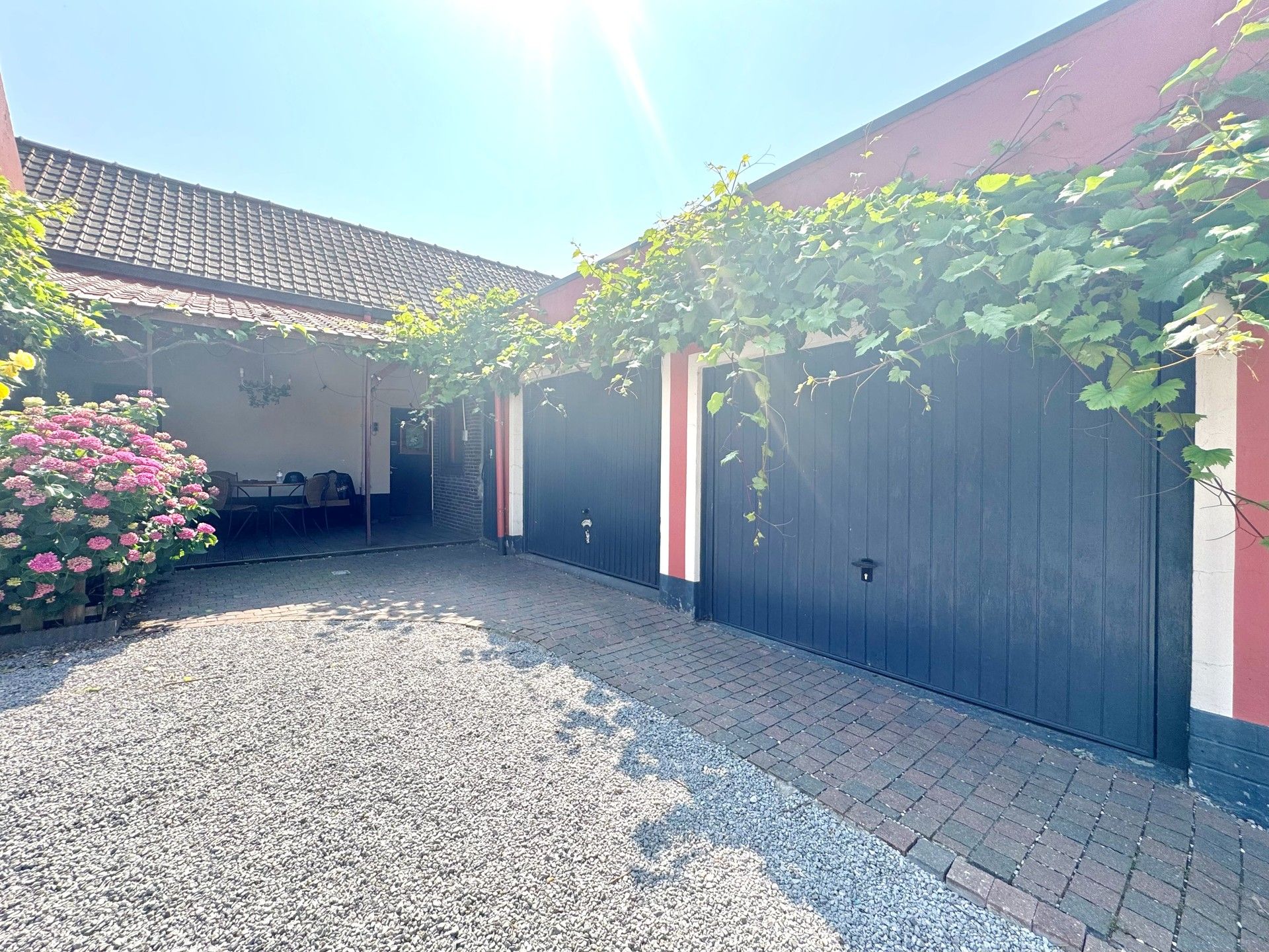 HALFOPEN WONING MET MAGAZIJN OP 562 M² foto 13