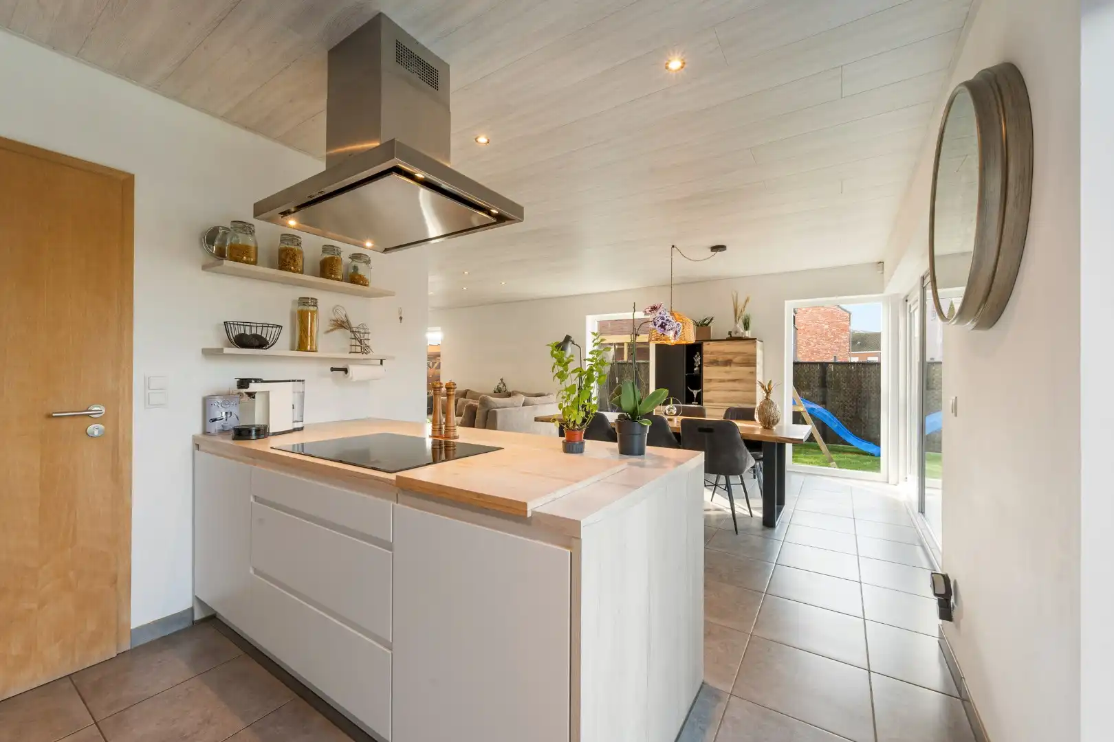 Instapklare, open woning met 4 slaapkamers en dressing, 2 garages en zonnige tuin in Menen foto 4