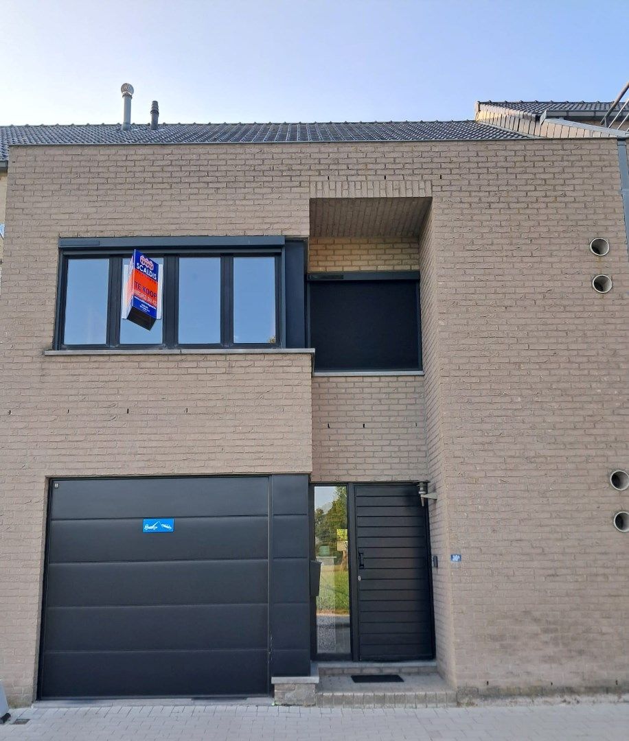 Leuke, ruime woning met 3 slk, garage en tuintje foto {{pictureIndex}}