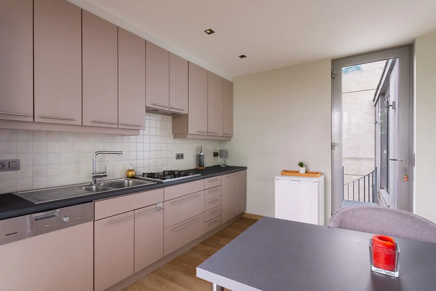 Modern gebouw met handel gelijkvloers en duplex-appartement. foto 25