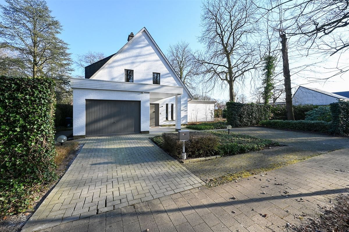 Mooie villa met veel potentieel in de populaire wijk "De Sterre"

 foto 3