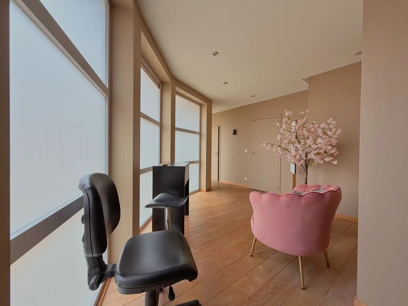 Exclusieve handelswoning (267m²) met goedgekeurde functiewijziging naar ruime gezinswoning foto 4