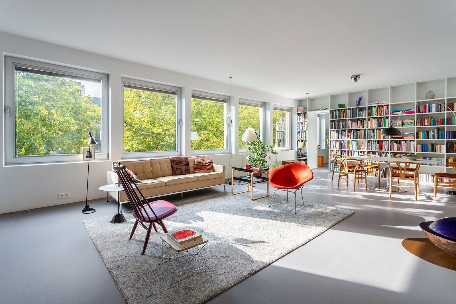 Architecturale parel met een zee van ruimte foto {{pictureIndex}}