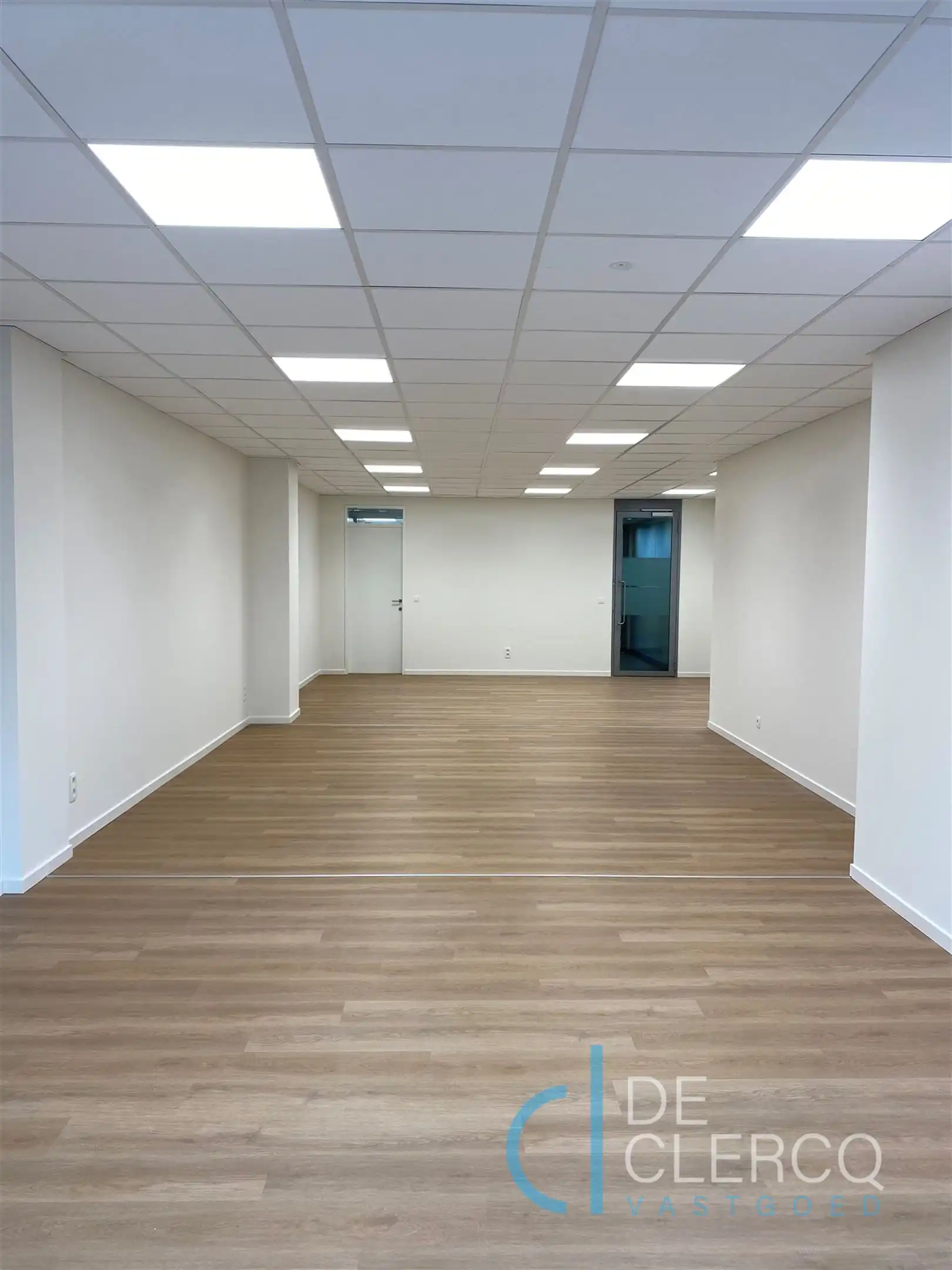 Nieuw, ruim handelspand te huur in centrum Lochristi!  foto 5