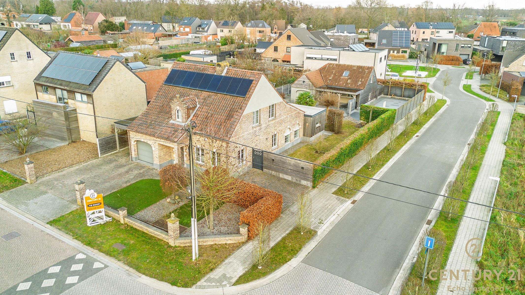 Stijlvolle vrijstaande woning met zwembad, poolhouse en tuin foto 2