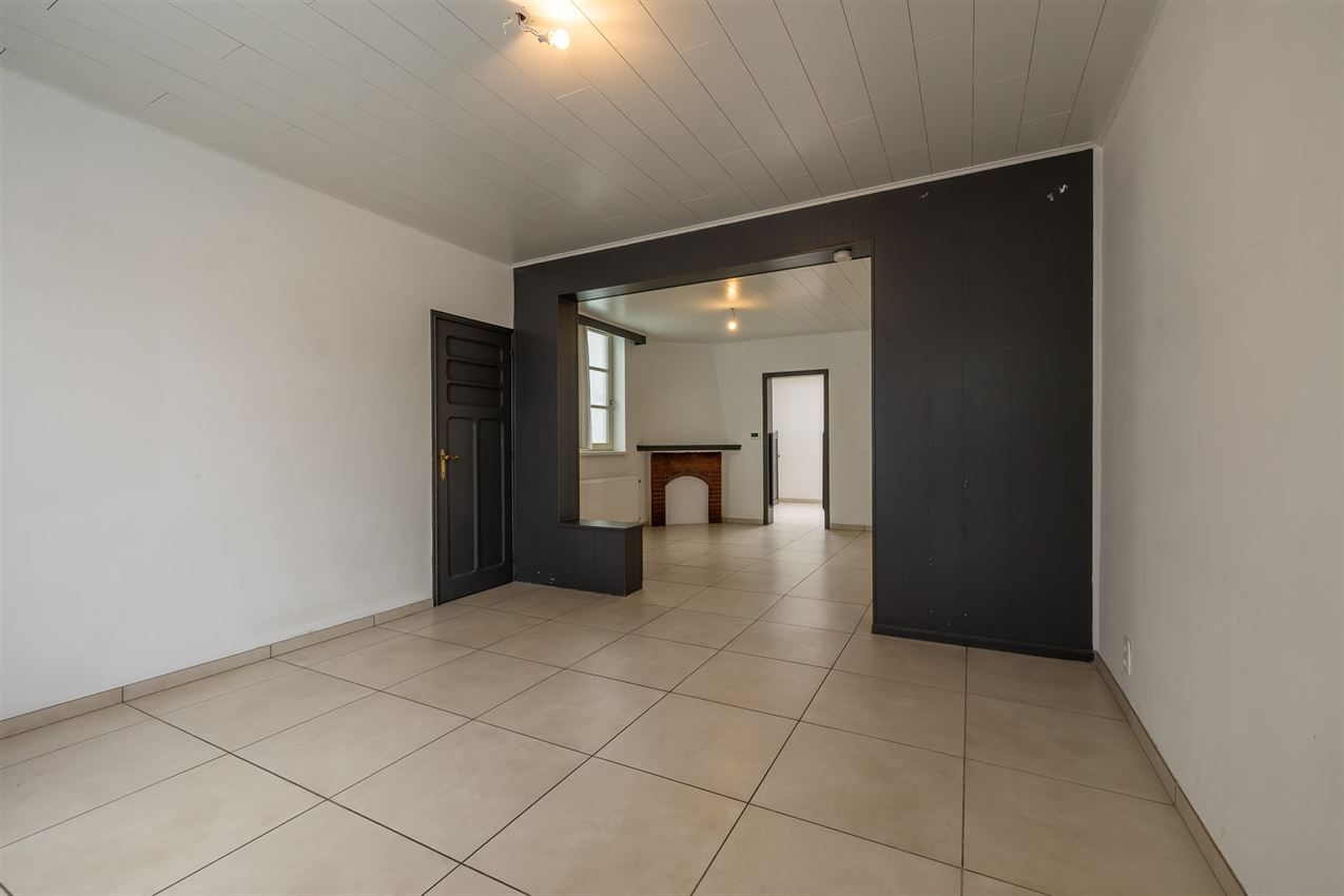 Gerenoveerde woning in rustige straat, 2 slaapkamers, ruime keuken, conforme elektriciteit en wandelroutes vlakbij. foto 4