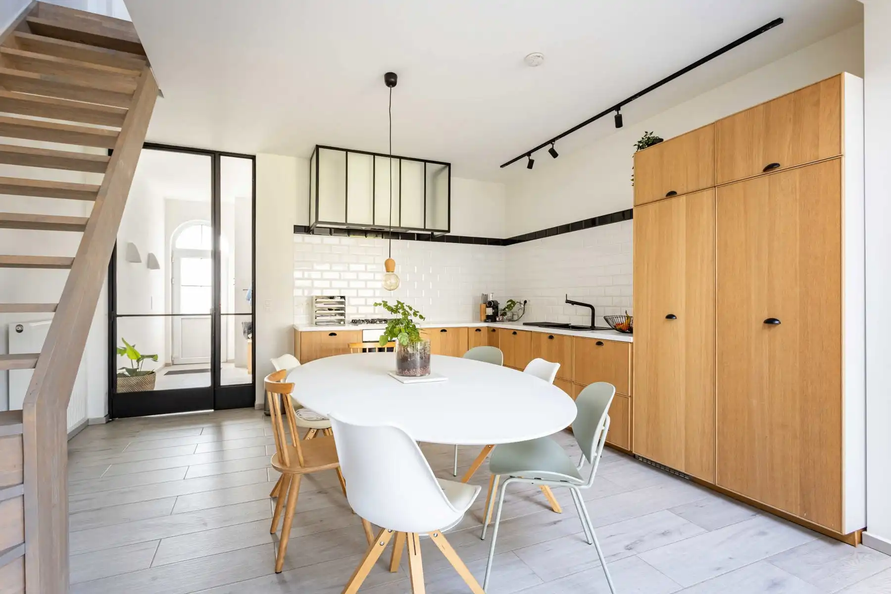 Instapklare totaal gerenoveerde woning in verkeersluwe straat! foto 3