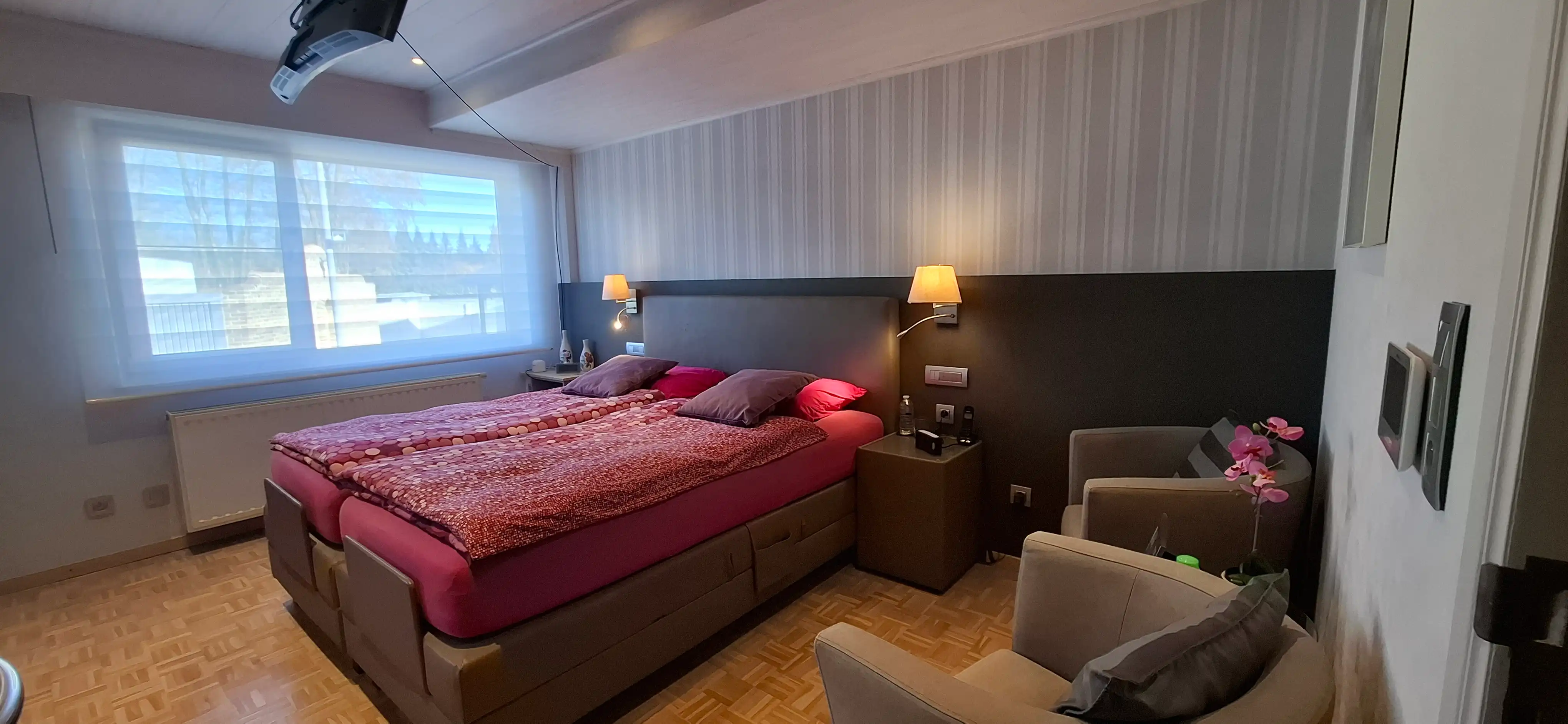 Ruime woning met veel lichtinval, volledig onderkelderd en prachtige tuin foto 11