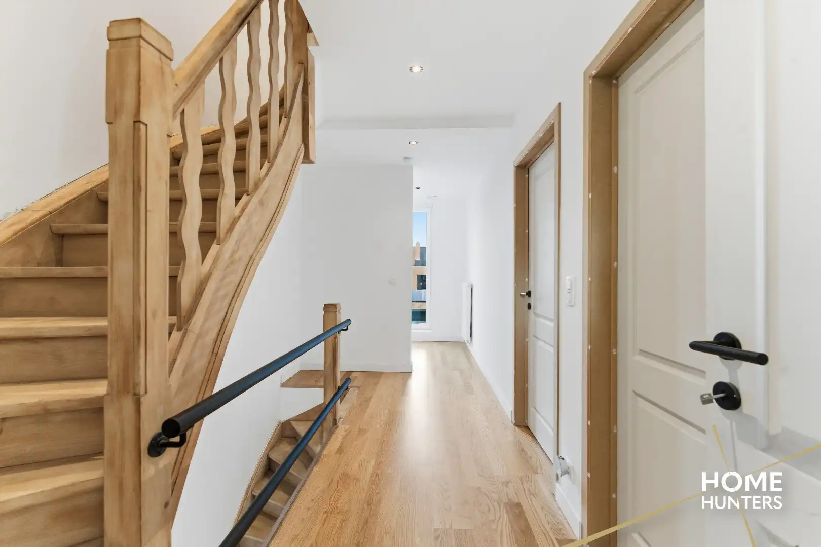 Instapklare gezinswoning met 4 slaapkamers, garage en uitweg te Sint-Kruis! foto 13