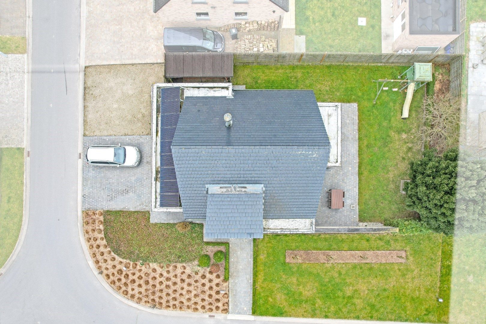 Ruime en lichtrijke villa te rustige woonwijk. foto {{pictureIndex}}