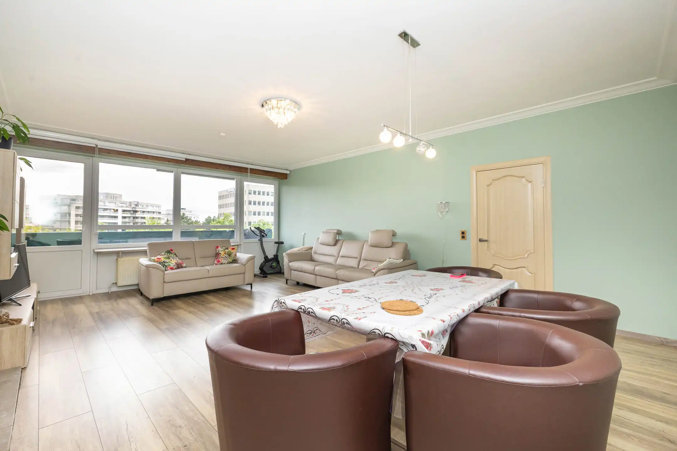 Volledig gerenoveerd appartement 2 slaapkamers van ± 95 m² foto {{pictureIndex}}