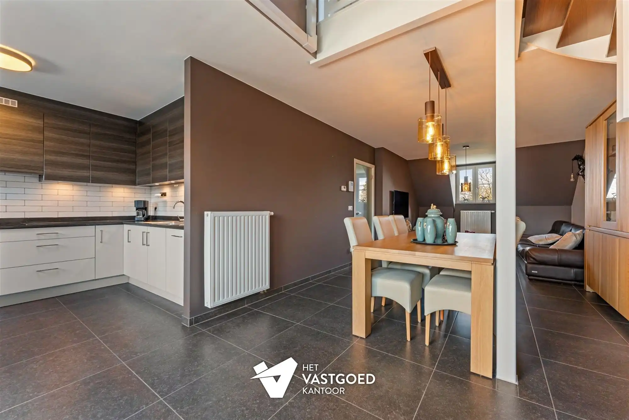 ZEER RUIM DUPLEX APPARTEMENT (158M²) MET 3 SLAAPKAMERS EN ONDERGRONDSE STAANPLAATS MET BERGING TE TESSENDERLO foto 11