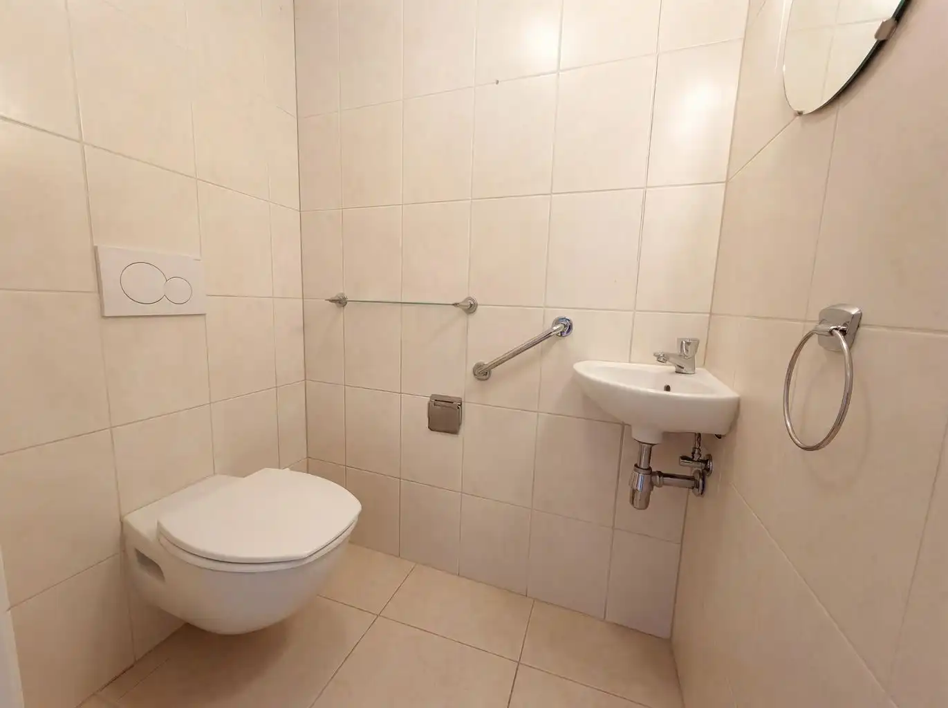 Zeer ruim 2-slaapkamer appartement met groot terras in het centrum van Bree.  foto 10