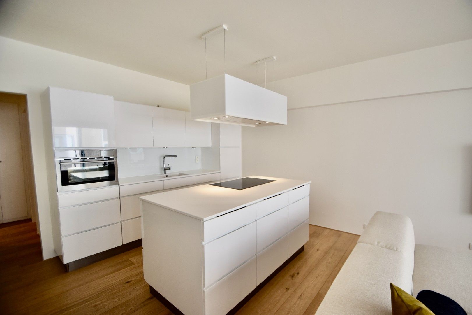 Hedendaags appartement genietend van zijdelings zeezicht, vlakbij de zee. foto 6