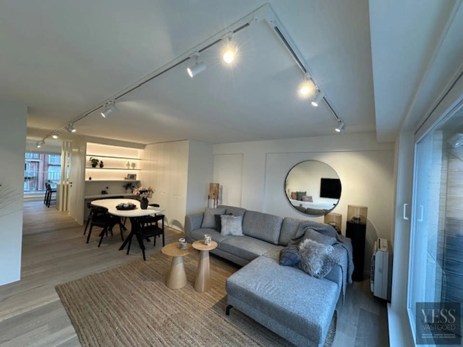 Stijlvol gerenoveerd appartement op een zucht van de zee! foto 2