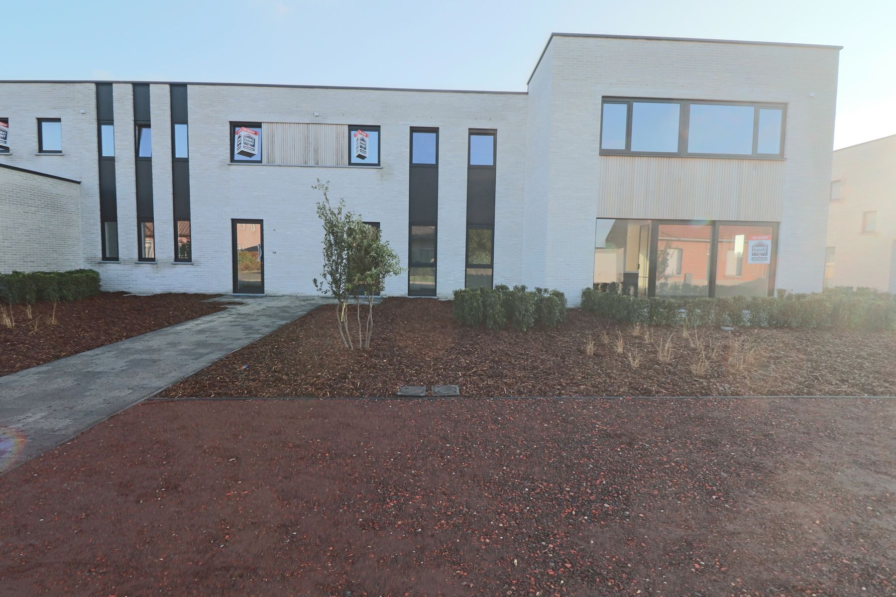 Woning met 4 slaapkamers en fietsenberging/carport op perceel van ca 327m² foto {{pictureIndex}}