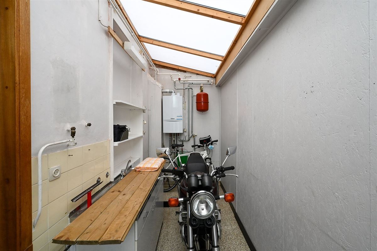 Gelegen in de rustige Voogdijstraat, op wandelafstand van het centrum van Duffel, vind je deze eerlijke, goed onderhouden woning boordevol mogelijkheden. De huidige huurder heeft ze jarenlang met zorg bewoond, maar een frisse wind – en een beetje lie foto 13