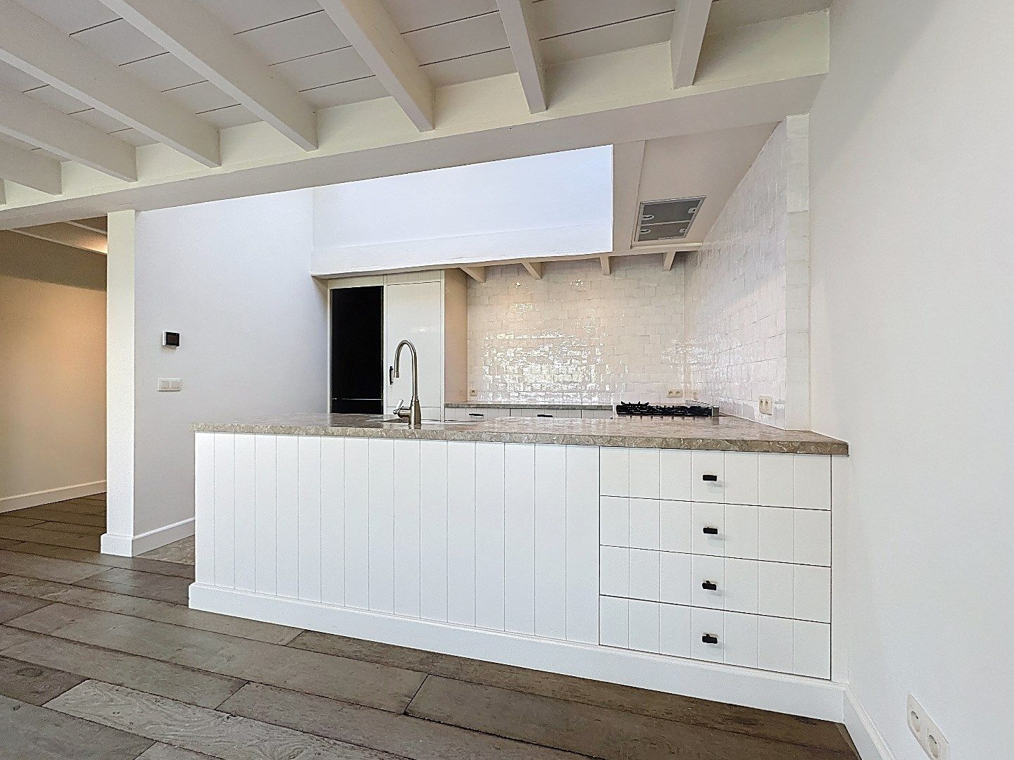 Sfeervolle en luxe tussenwoning in Zuidzande met vrij zicht over de velden foto 10