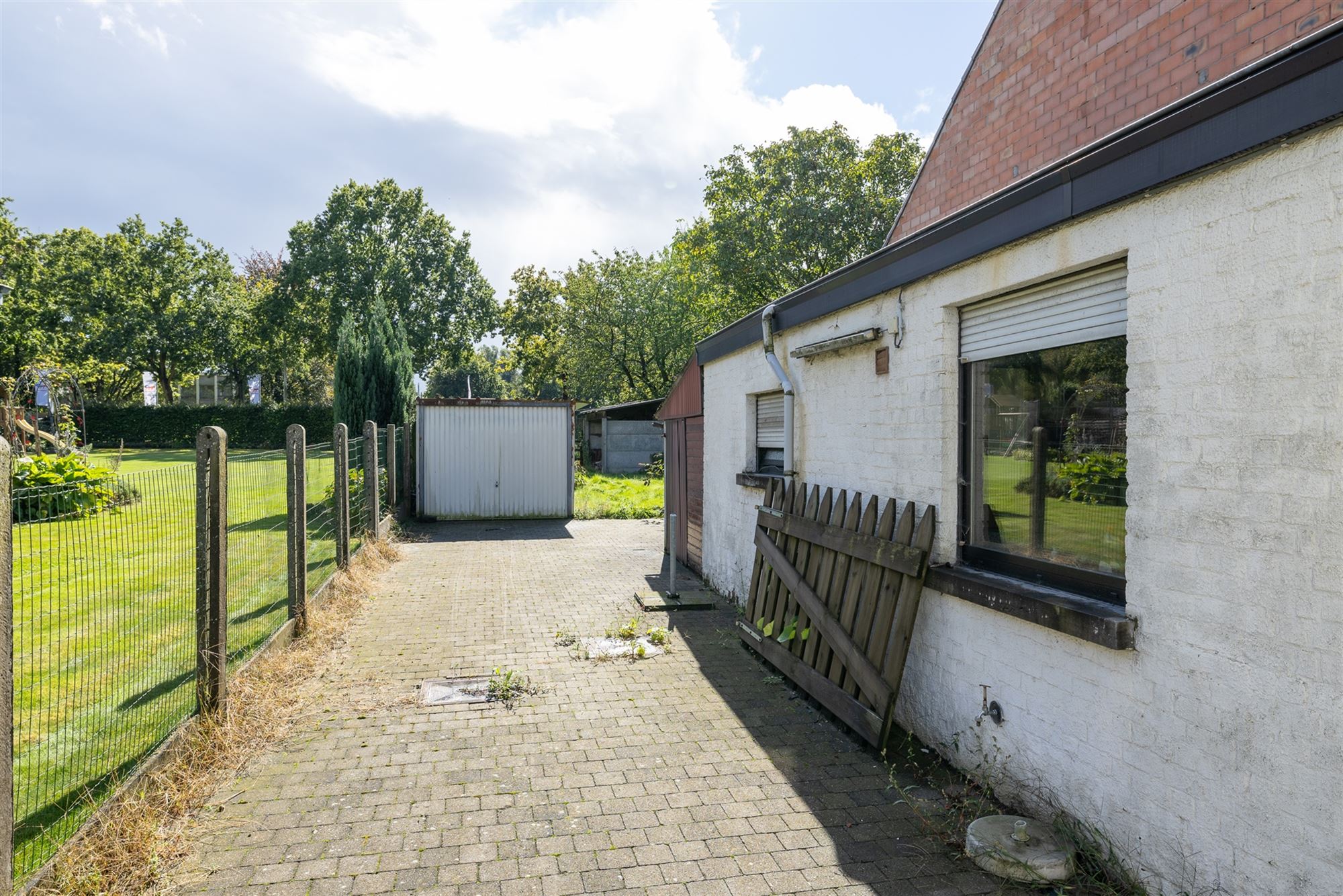 Op te frissen woning met ruime tuin foto 9