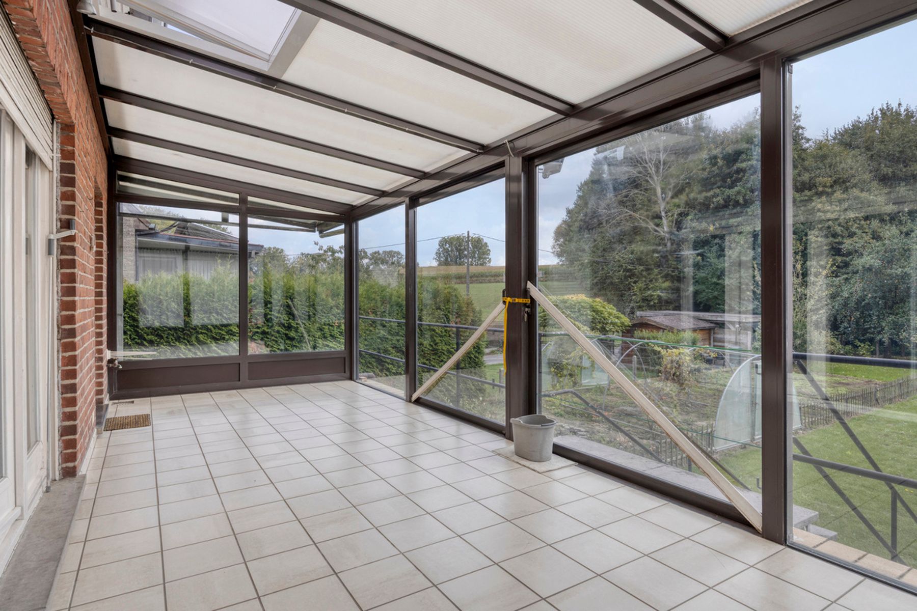 Ruime op te frissen villa met 3 slaapkamers en grote tuin foto 11
