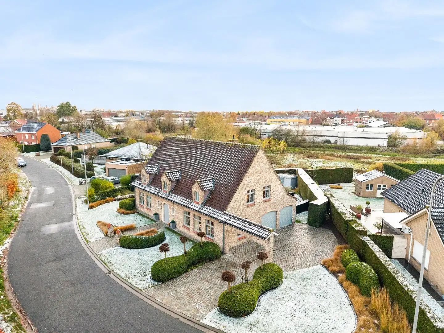 KWALITATIEF AFGEWERKTE VILLA IN RUSTIGE WIJK MET EPC B (172), 4 SLPKS, DUBBELE GARAGE EN 325M² BEW. OPP. foto 3