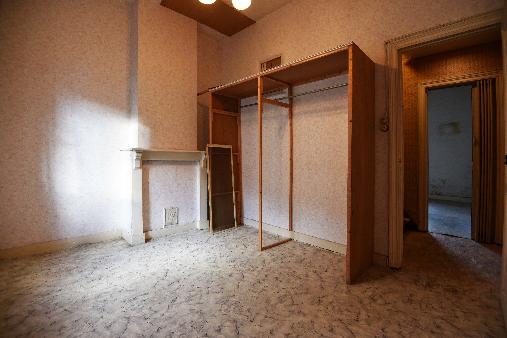 Grondig te renoveren woning maar ! GEEN RENOVATIEPLICHT ! Ideale starterswoning / investeringspand te Gent foto 5