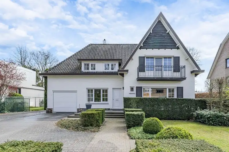 Hoofdfoto van de publicatie: Karaktervolle, statige villawoning met 3 à 4 slpks en royale tuin