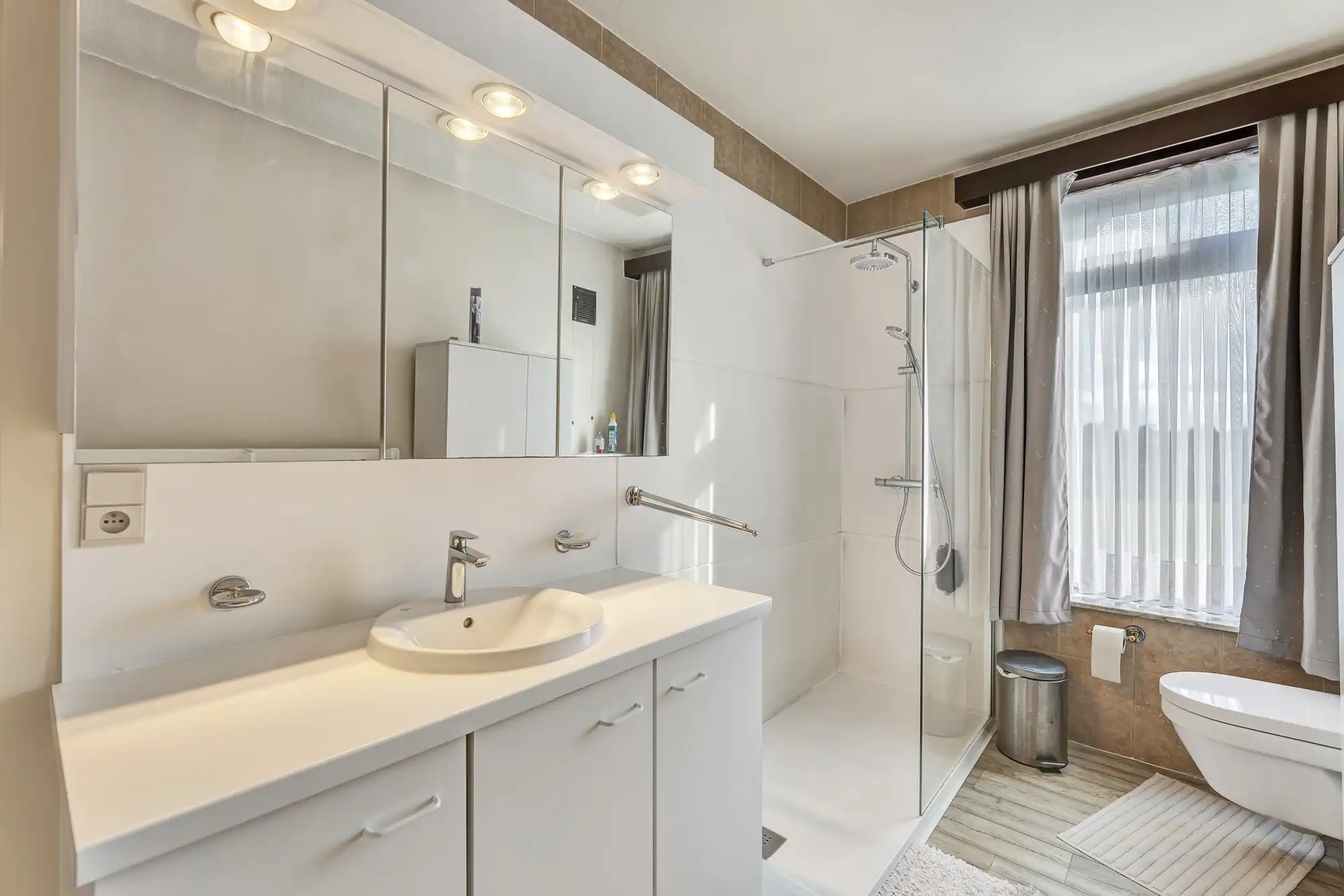 Goed onderhouden woning met garage foto 15