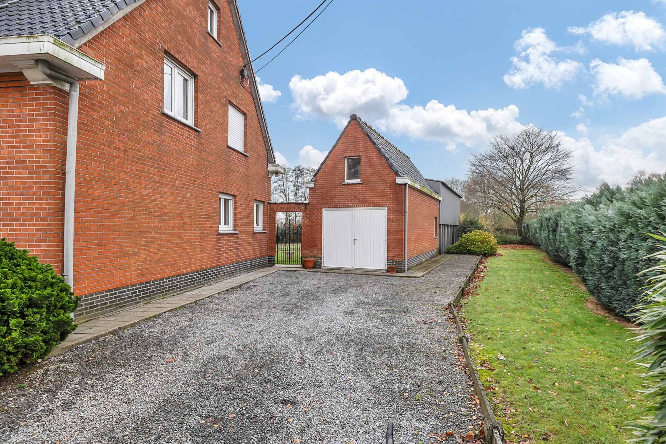 Charmante woning op een prachtig perceel van maar liefst 2.320 m² foto 2