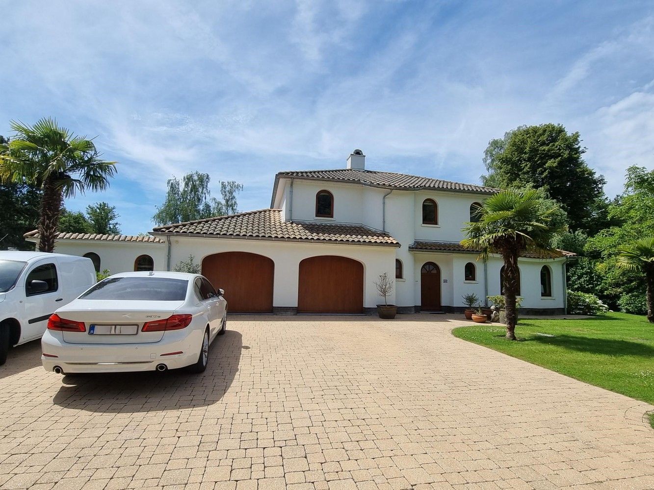 villa, rustig gelegen en gekaderd in een mooi verzorgde tuin voorzien van zwembad foto 2