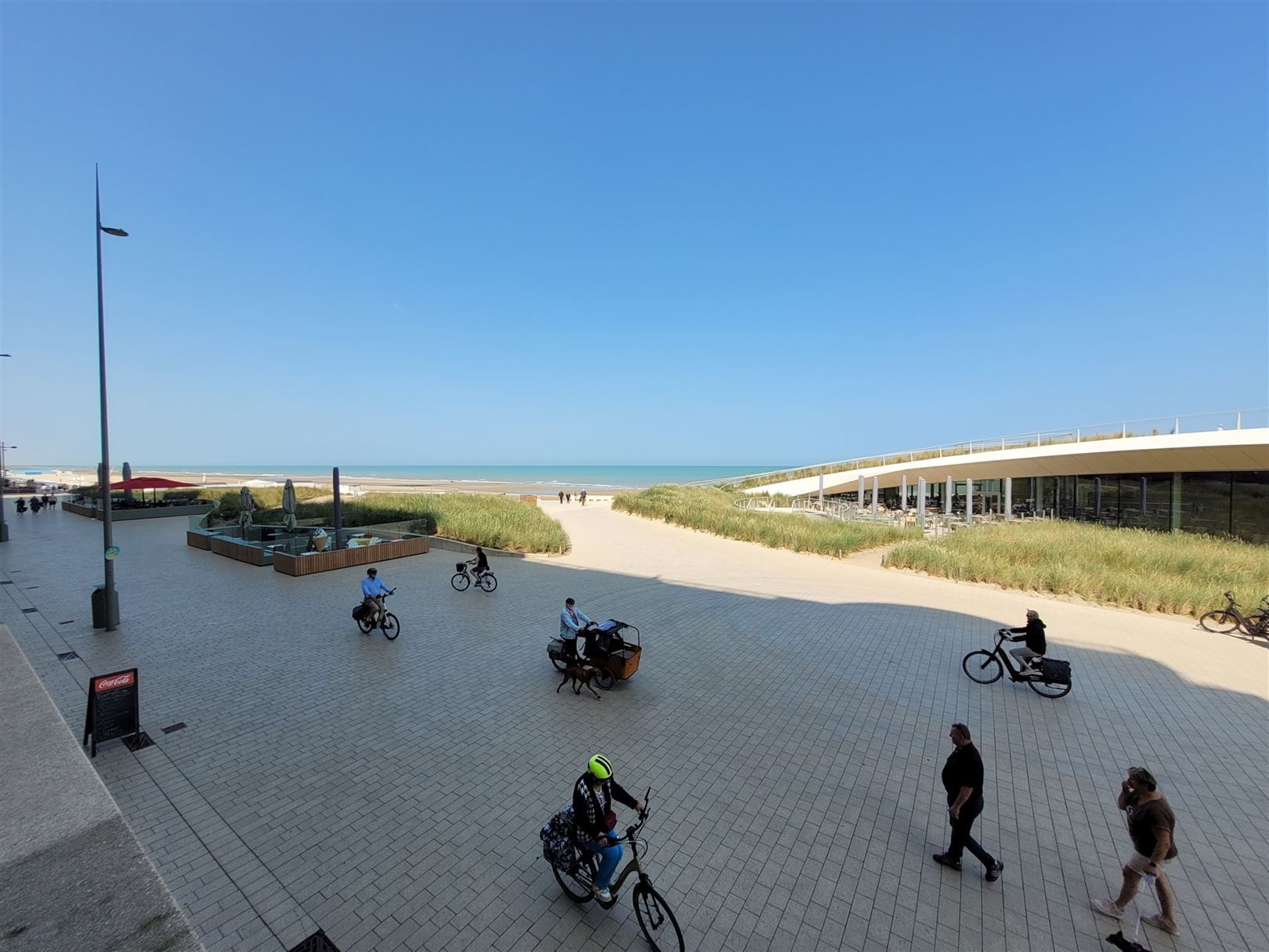 Gemeubelde studio met zicht op casino en de zee foto 6