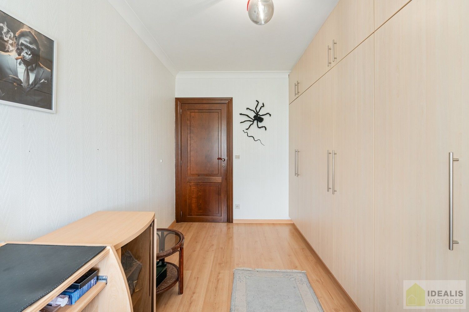 IDEALIS VASTGOED – ZEER RUIM HOEKAPPARTEMENT (110M²) MET LICHTRIJKE LEEFRUIMTE, VOLLEDIG UITGERUSTE KEUKEN, MAAR LIEFST 3 SLAAPKAMERS, BERGING, LIFT EN GARAGEBOX OP EEN UITERST GUNSTIGE LOCATIE MIDDEN IN HET CENTRUM VAN PELT. ZEER GESCHIKT VOOR KANDIDATEN OP ZOEK NAAR EEN INSTAPKLAAR APPARTEMENT! foto 16