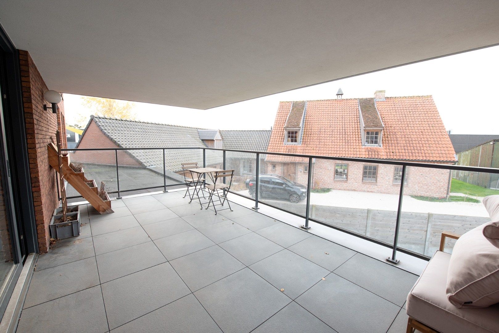 Topper! Ruim 3 gevel-appartement van 118 m² met ruim terras van 21,5 m² en parkeerplaats te Sint-Eloois-Vijve foto 2