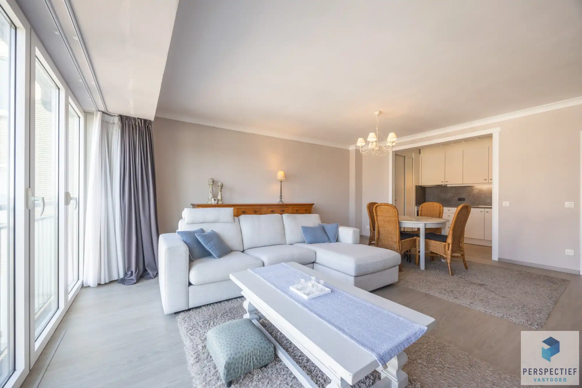 Goed gelegen ruim vernieuwd 2 slaapkamer appartement met terras en grote berging. foto 7