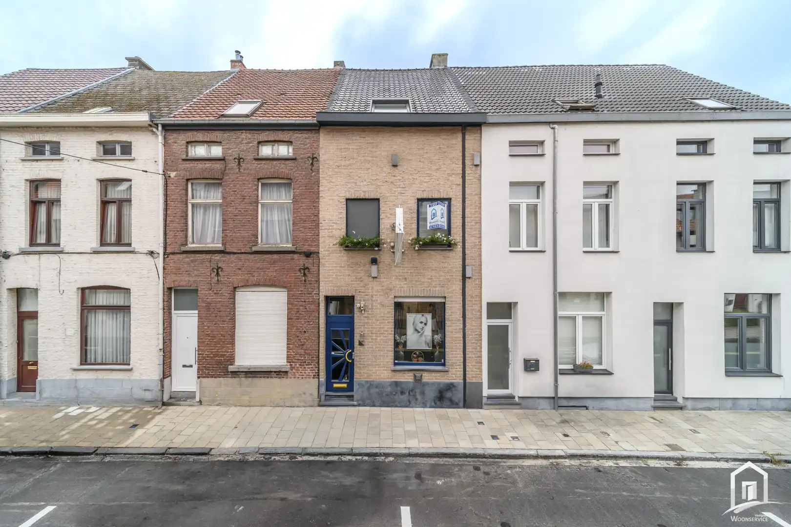Zeer gezellige, kwalitatief afgewerkte en goed onderhouden gezinswoning foto {{pictureIndex}}