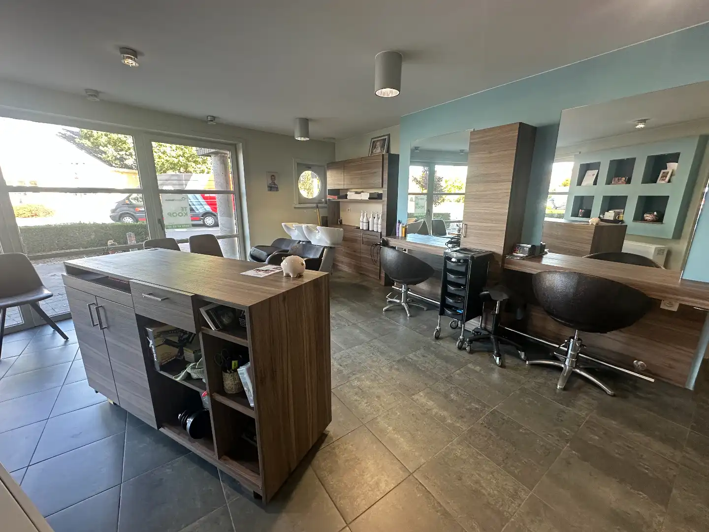 Instapklare handelsruimte met 2-slaapkamer appartement en garage, centrum Koekelare foto 2