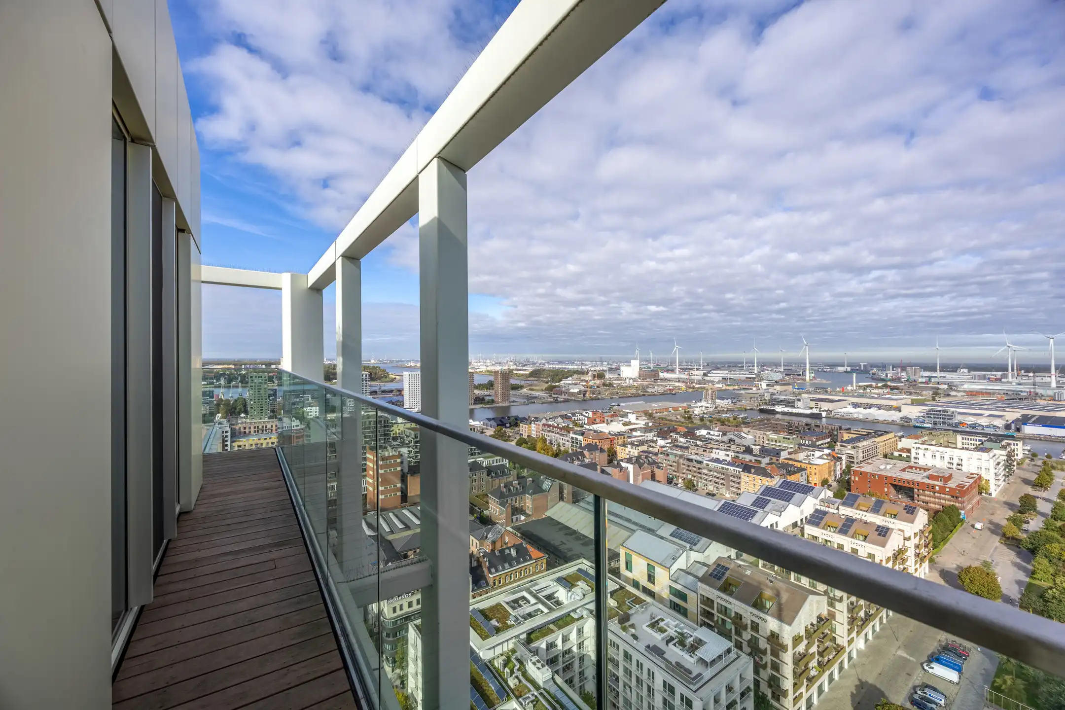 Stijlvol penthouse met panoramisch zicht op stad en haven foto 16