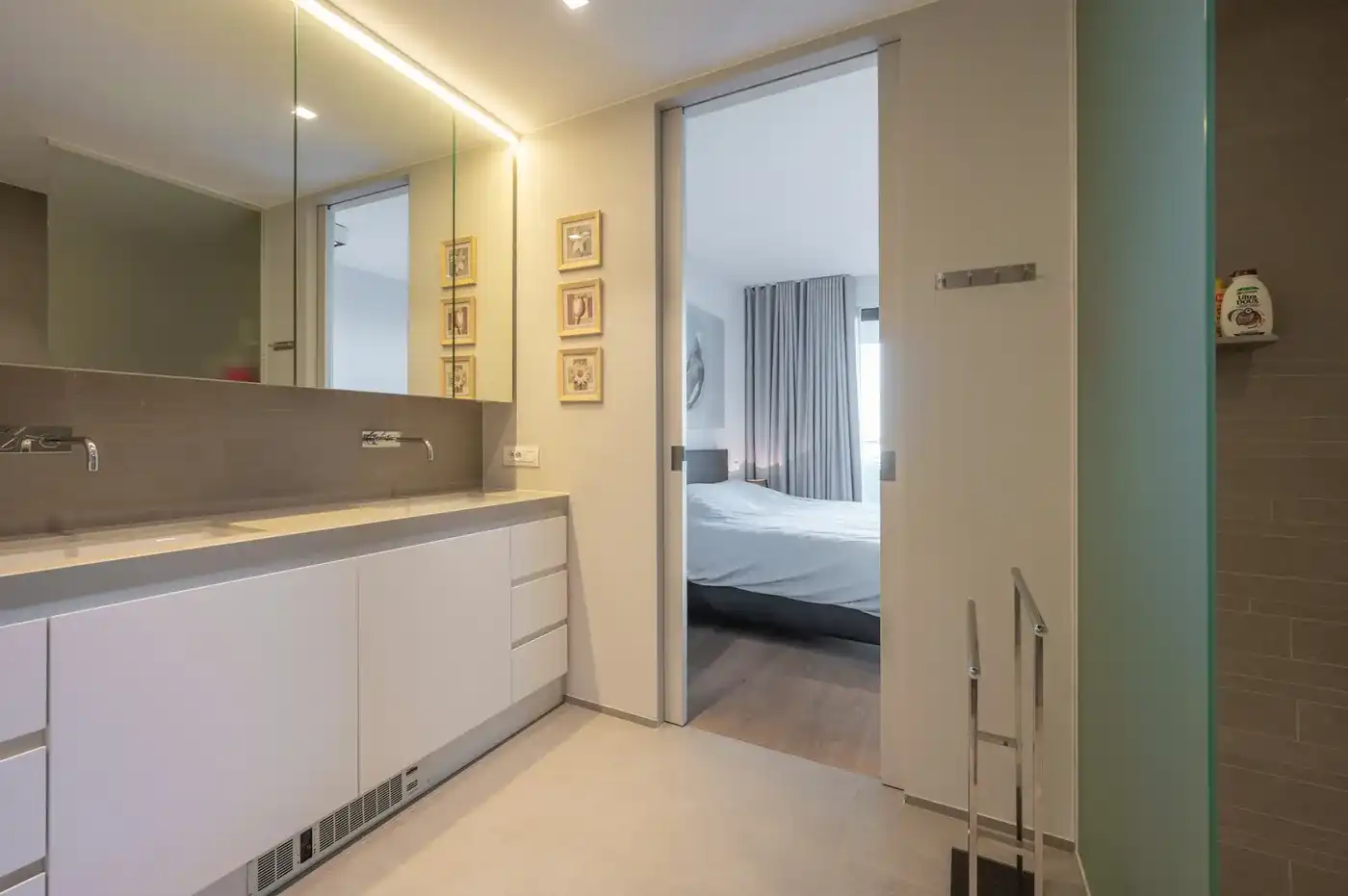 Uitzonderlijk ruim en breed appartement met zuidgericht terras en uniek zicht over het Zegemeer - dubbele garage foto 19