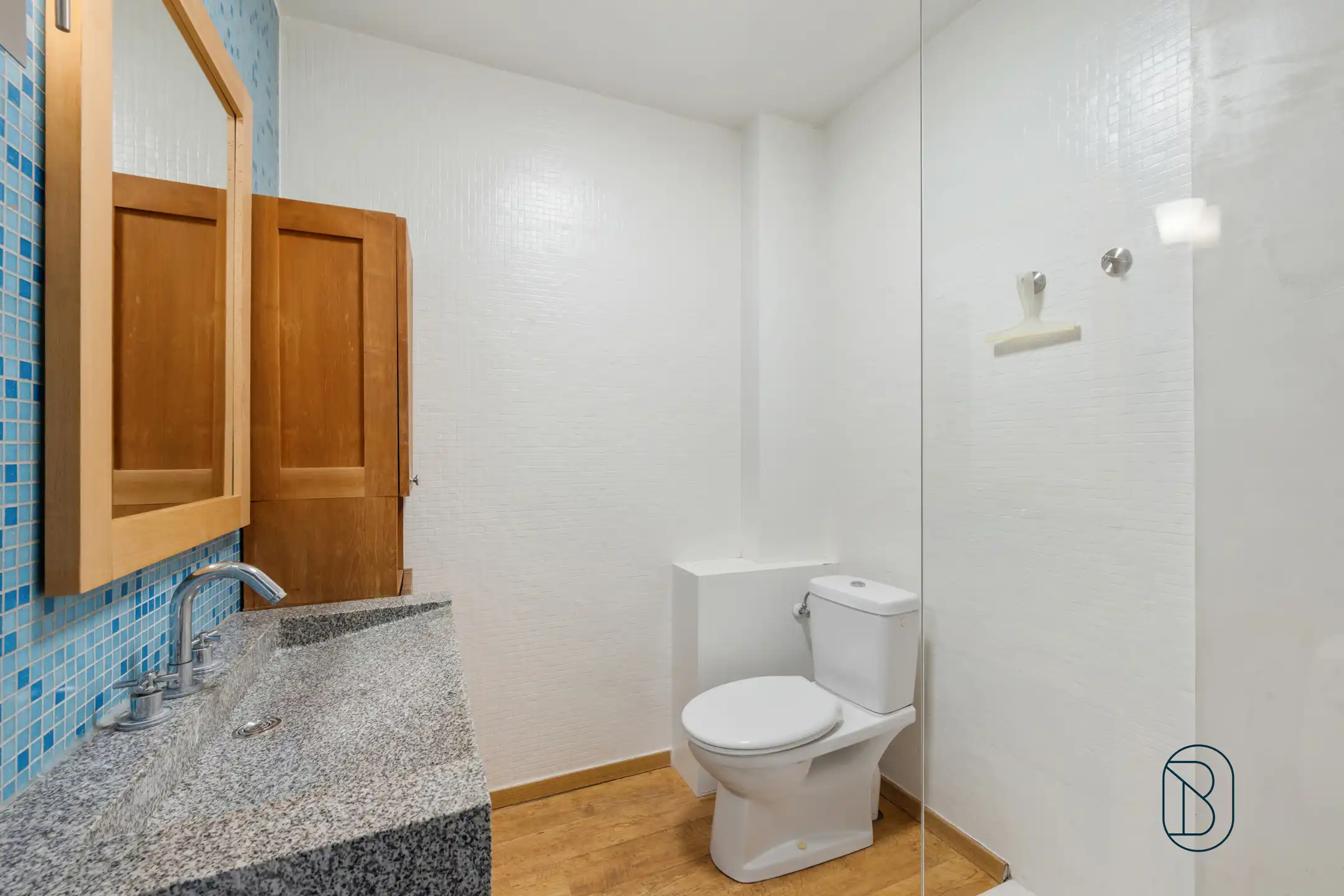 Handelspand + 2 gerenoveerde appartementen hartje Kortrijk foto 10