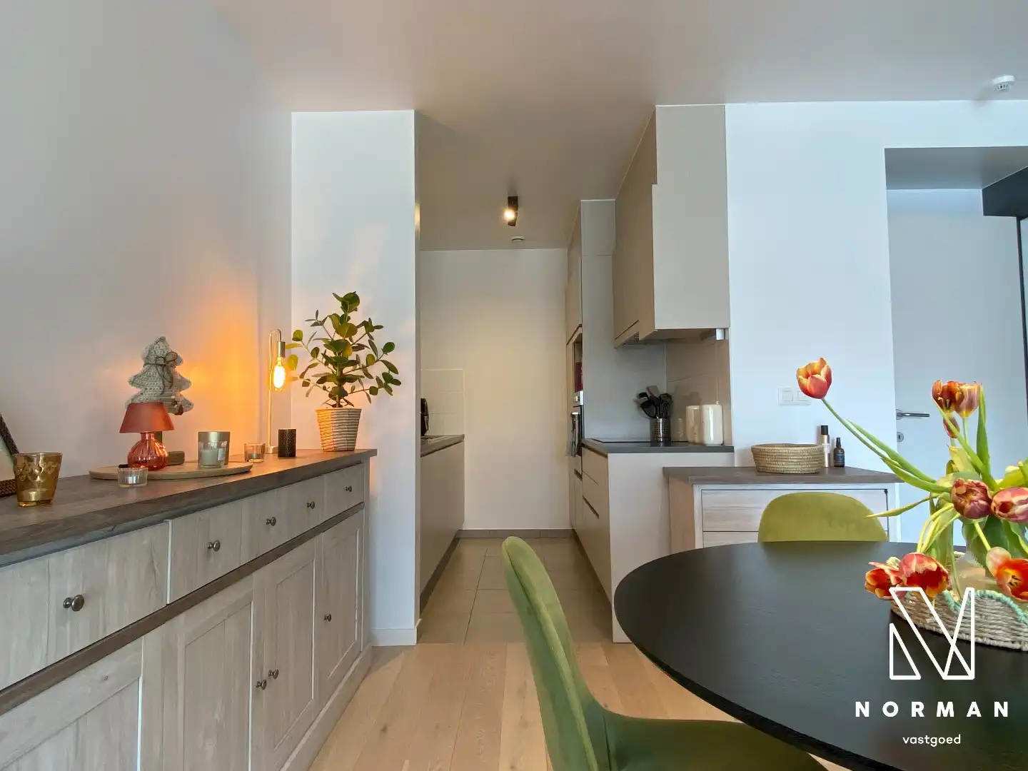 Recent 2-slaapkamer appartement nabij centrum van Harelbeke te huur foto {{pictureIndex}}