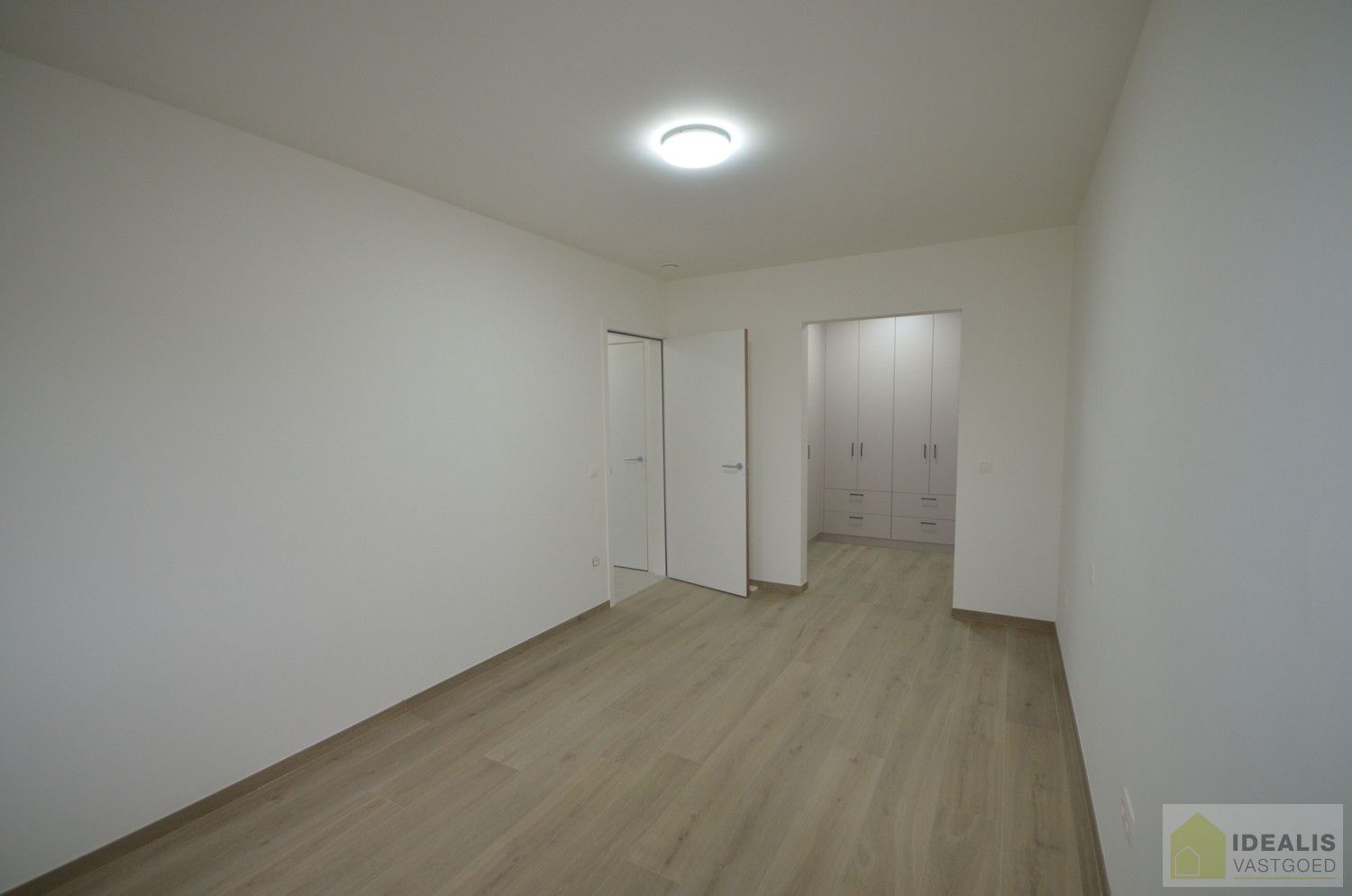 IDEALIS VASTGOED  - Uiterst ruime nieuwbouwwoning met een fijne leefruimte, 4 slaapkamers, praktische wasruimte en inbouwkasten! De woning is volledig geschilderd en dus instapklaar!! Centrale ligging t.o.v. het centrum van Overpelt, alsook vlakbij expresweg A24. foto 17