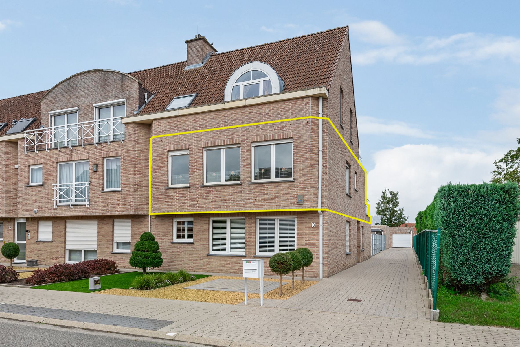 Goed onderhouden appartement met ruim terras & 2 garages foto 1