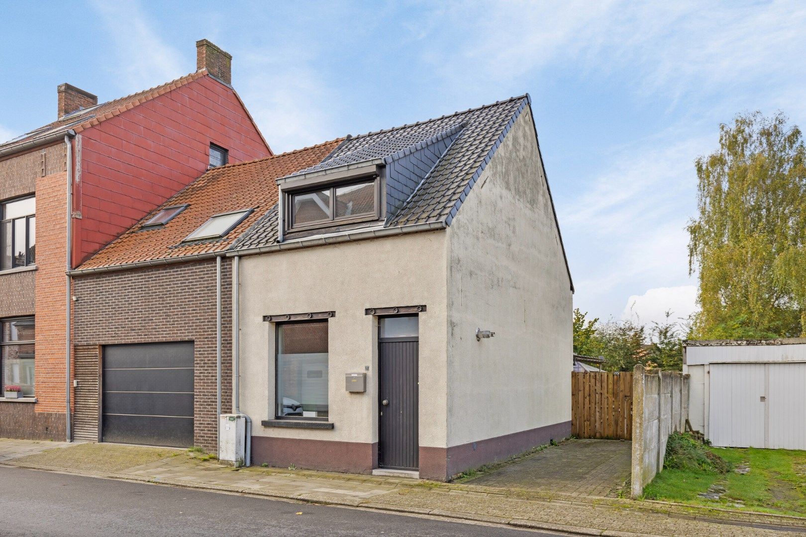 Instapklare halfopen bebouwing met 2 slaapkamers en zonnige tuin op wandelafstand van het centrum !  foto {{pictureIndex}}