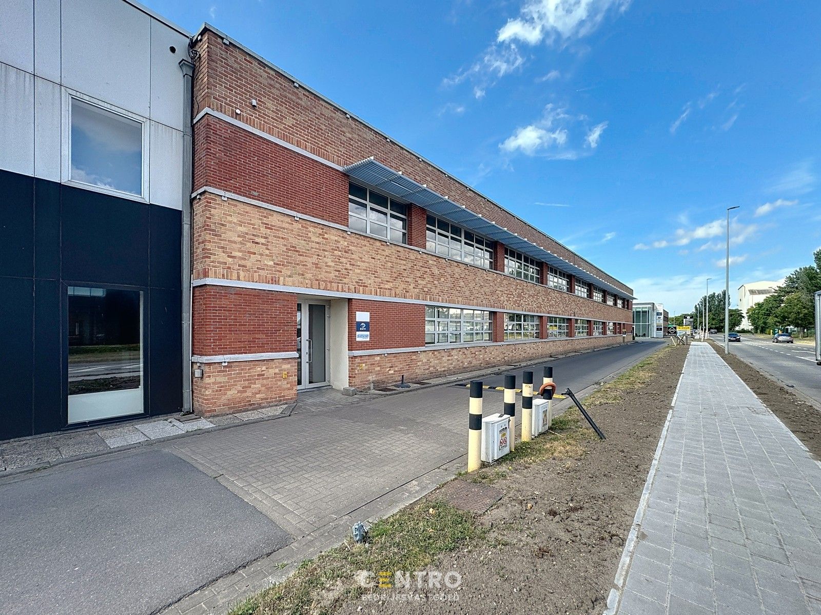 Instapklaar MAGAZIJN (240m²) met mezzanine (50m²) en KANTOOR (195m²) foto 7