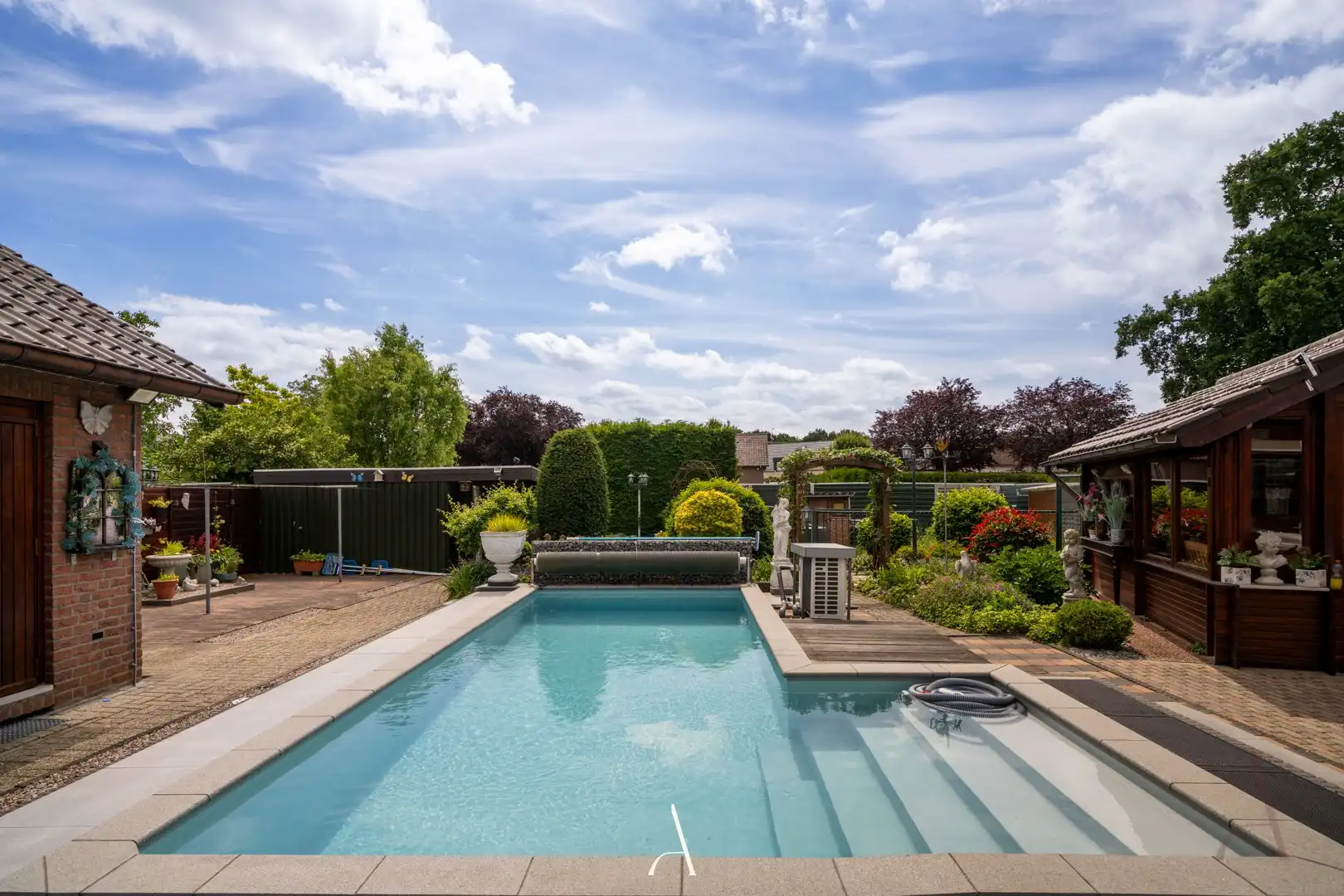 Instapklare gezinswoning met verwarmd zwembad en levensbestendige indeling op 840 m² foto 3