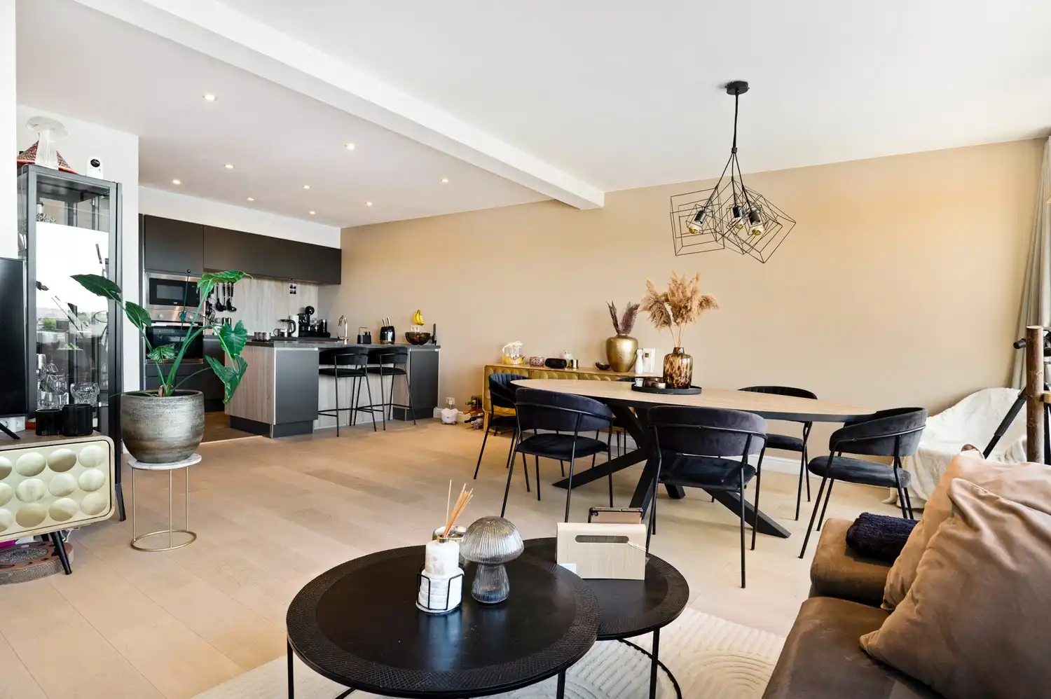 Twee slaapkamer appartement met open leefruimte te Mortsel foto 2